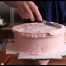 Decorar el pastel sobre el pie de tarta sin manchar
