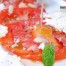 Ensalada de tomate aderezada con mantequilla tostada 'beurre noisette'