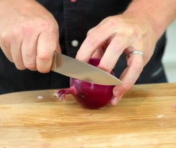 Jamie Oliver enseña cómo cortar cebolla en pluma y brunoise
