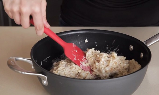 Engrasar la espátula para mezclar ingredientes pegajosos