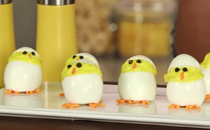 Huevos rellenos con forma de pollito para Pascua