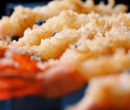 Langostinos en tempura con romescu de cacahuetes
