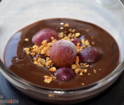 Natillas de chocolate con uvas heladas y un toque de PX