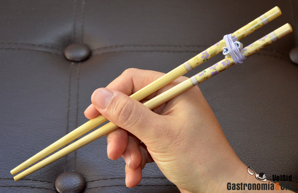 Convertir palillos chinos en un utensilio muy fácil de usar para comer | Gastronomía & Cía