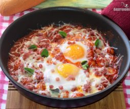 Gnocchi con tomate y huevos