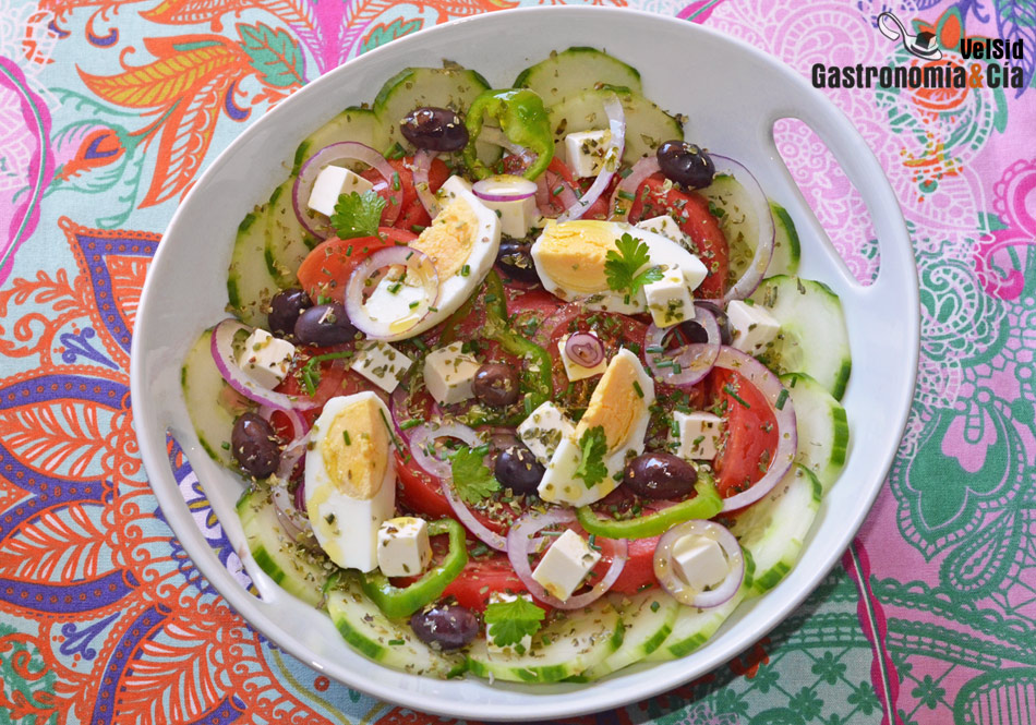 Ensalada griega (Horiatiki Salata), uno de los platos más refrescantes y  típicos de la cocina de Grecia | Gastronomía & Cía