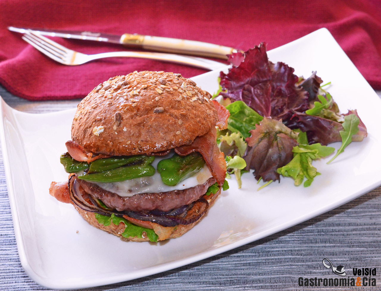 Hamburguesa de angus con queso de oveja y pimientos de Padrón, una delicia gourmet  para comer en casa | Gastronomía & Cía