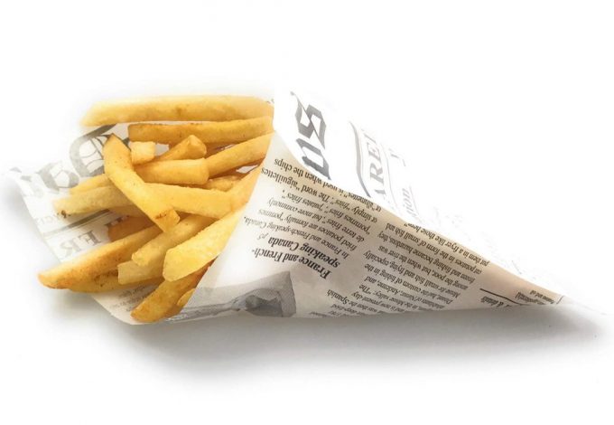 Periódico para servir patatas fritas y otras comidas informales