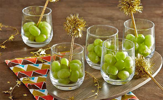 Servir las uvas de Nochevieja en vasitos