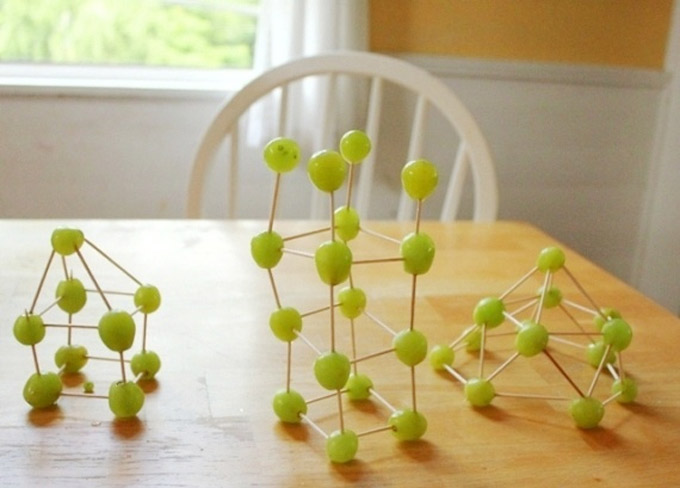 Formando figuras con palillos y uvas
