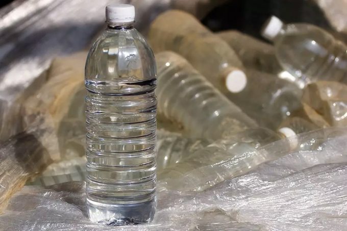 Daño medioambiental asociado a las botellas de plástico