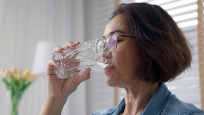 Beber poca agua acelera el envejecimiento