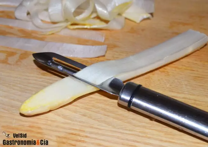 Morbosidad noche áspero Cómo cortar espárragos blancos frescos para comerlos crudos | Gastronomía &  Cía